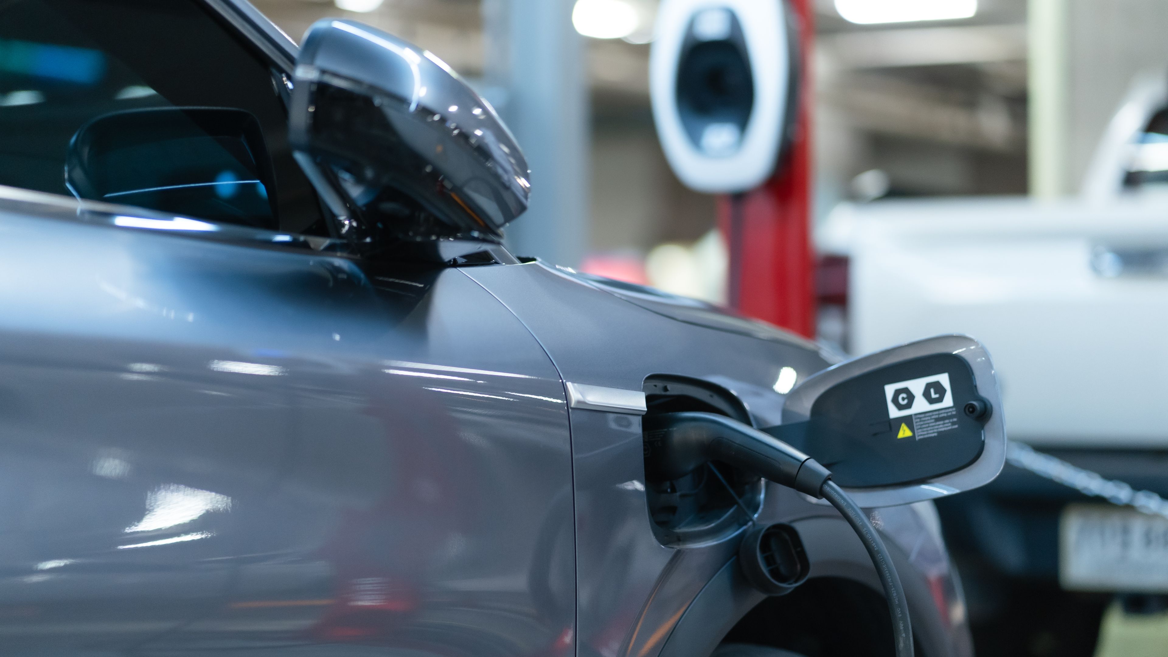 Do electric cars use oil? Hertz