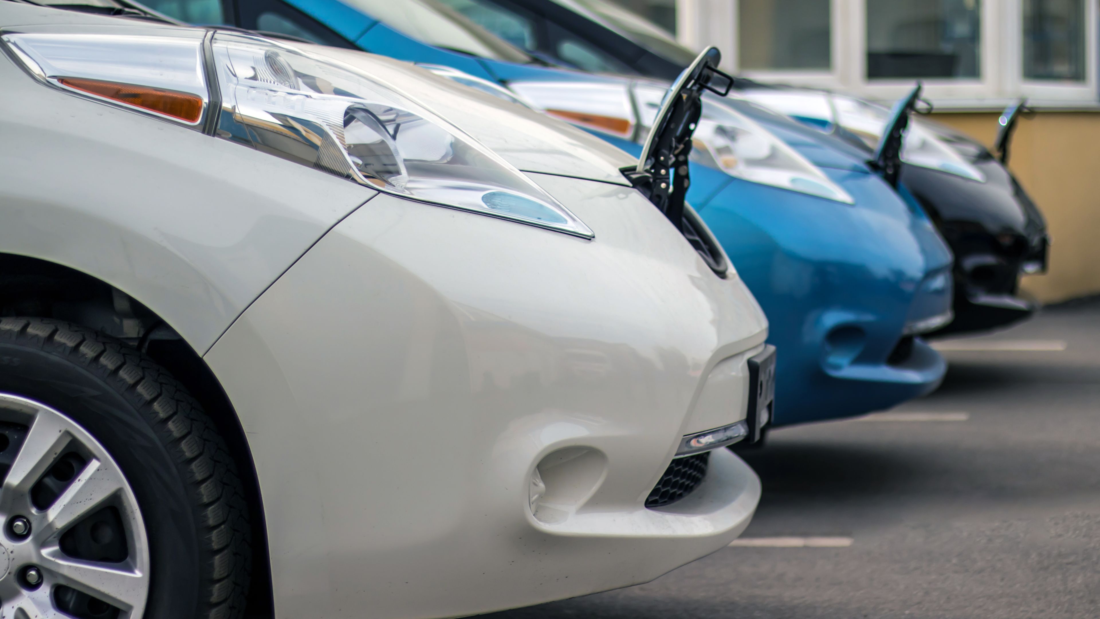 Guide to Nissan Electric Cars | Hertz Blog